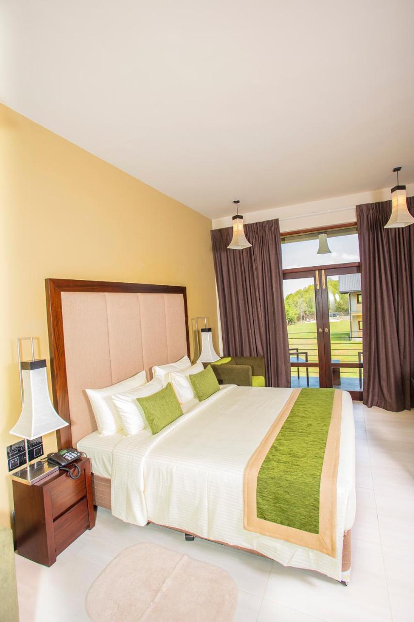 Amora Lagoon Hotel Katunayaka Exteriör bild
