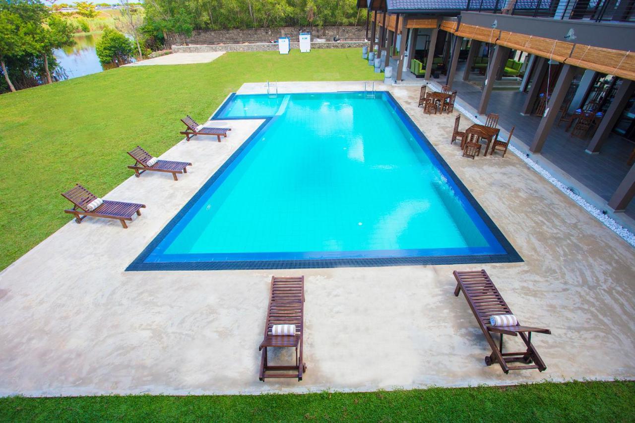 Amora Lagoon Hotel Katunayaka Exteriör bild