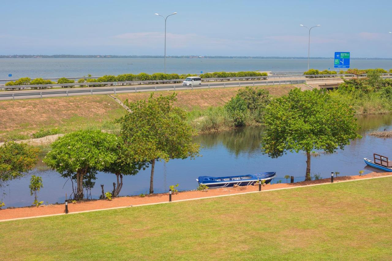 Amora Lagoon Hotel Katunayaka Exteriör bild