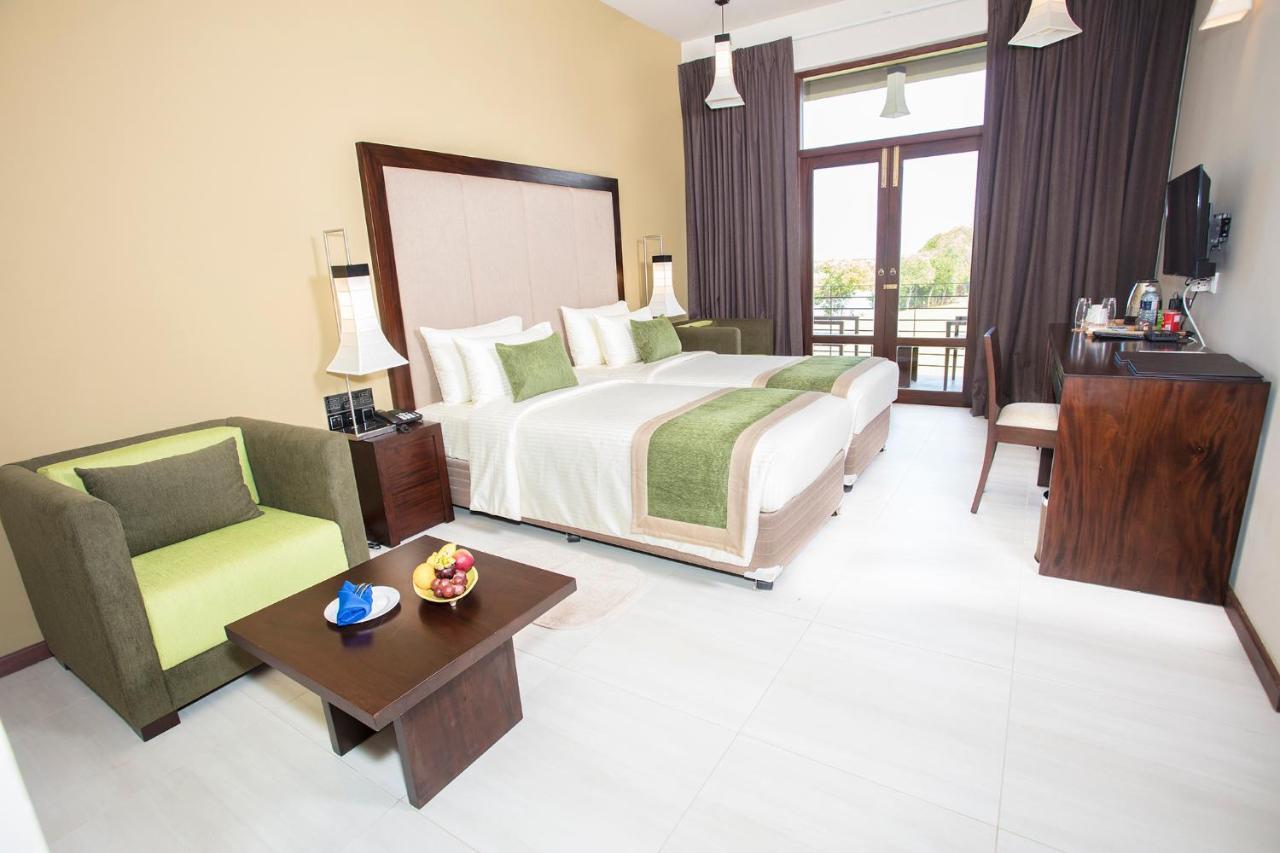 Amora Lagoon Hotel Katunayaka Exteriör bild