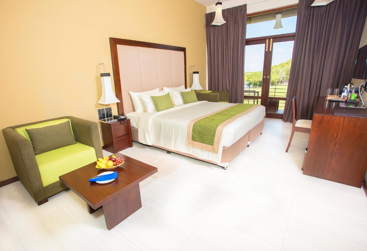 Amora Lagoon Hotel Katunayaka Exteriör bild