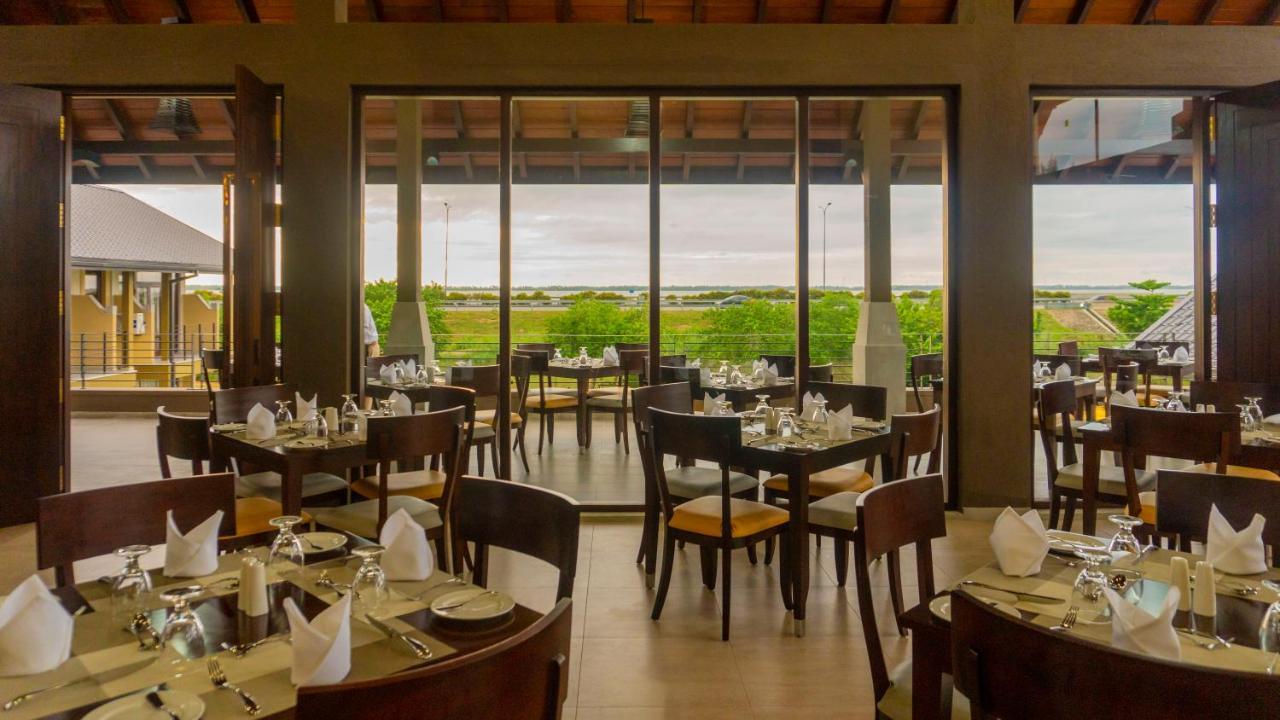 Amora Lagoon Hotel Katunayaka Exteriör bild