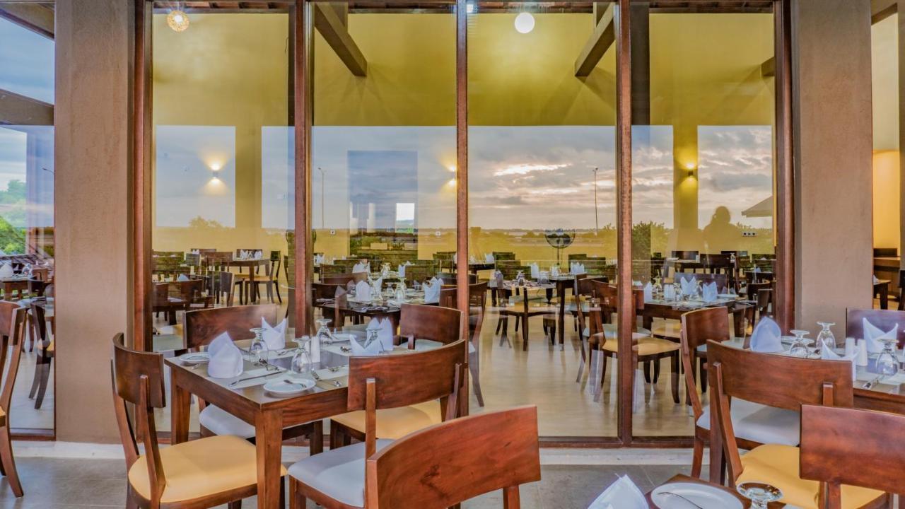 Amora Lagoon Hotel Katunayaka Exteriör bild