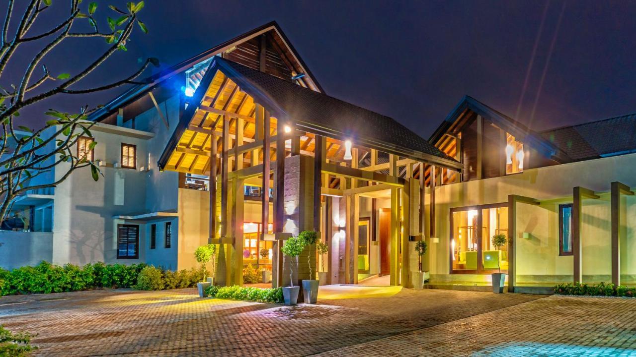 Amora Lagoon Hotel Katunayaka Exteriör bild