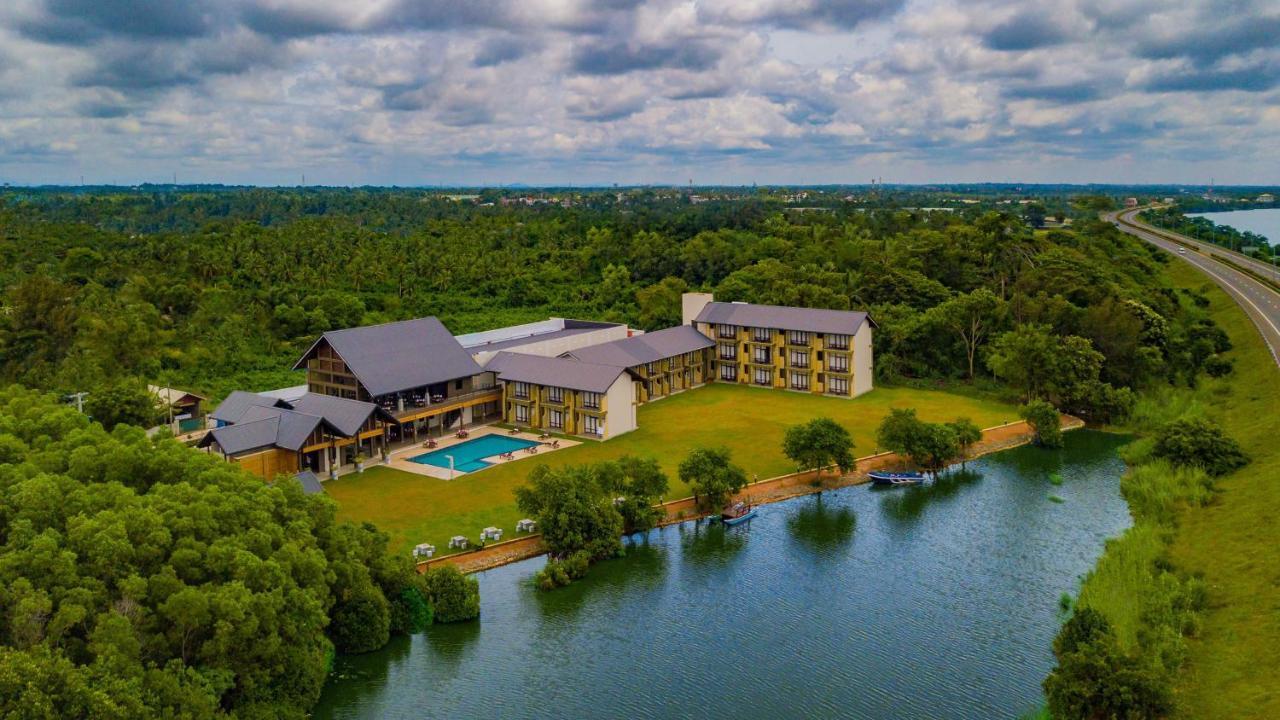Amora Lagoon Hotel Katunayaka Exteriör bild