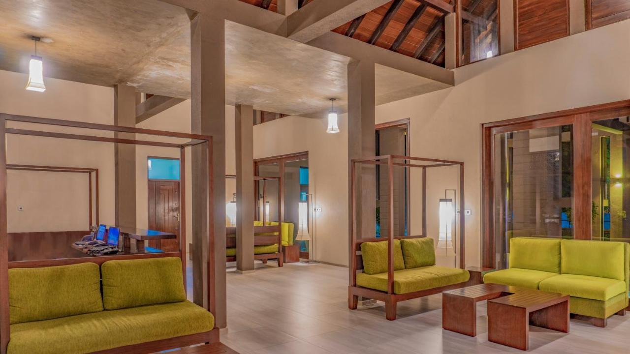 Amora Lagoon Hotel Katunayaka Exteriör bild