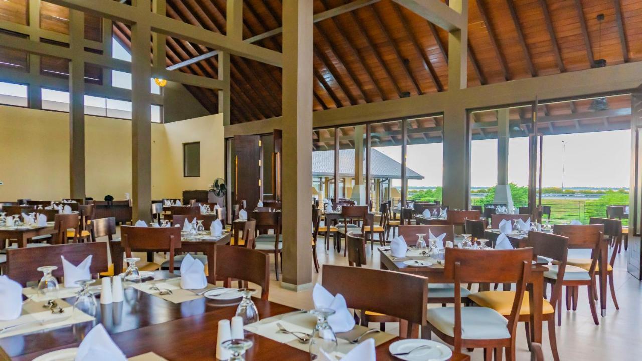 Amora Lagoon Hotel Katunayaka Exteriör bild