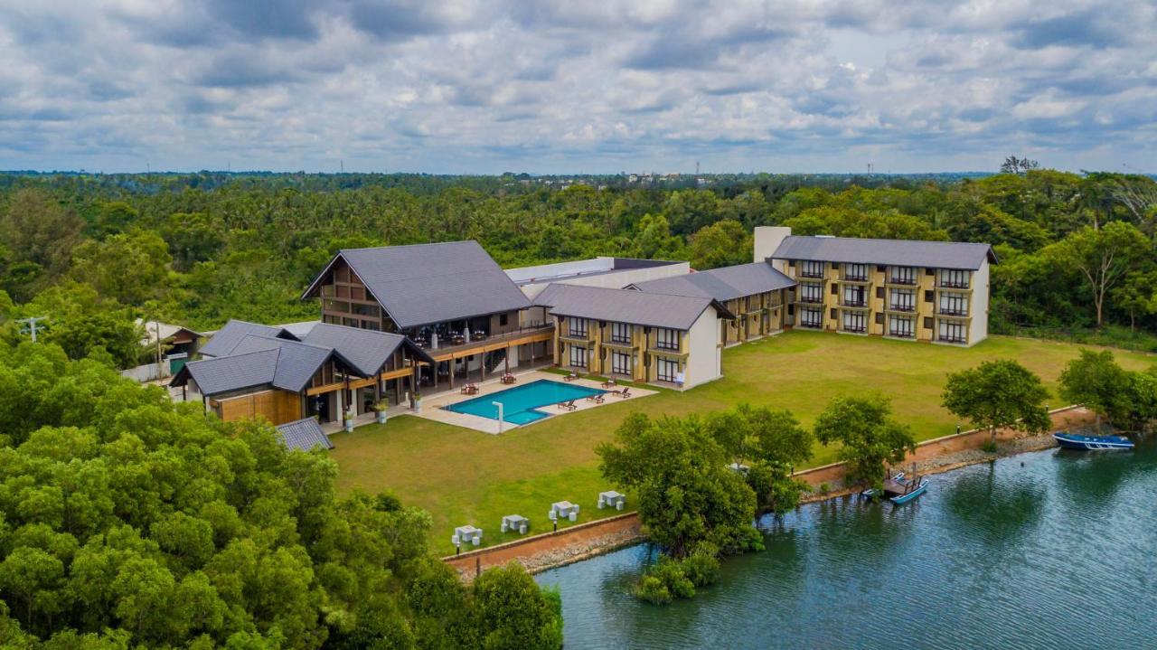Amora Lagoon Hotel Katunayaka Exteriör bild